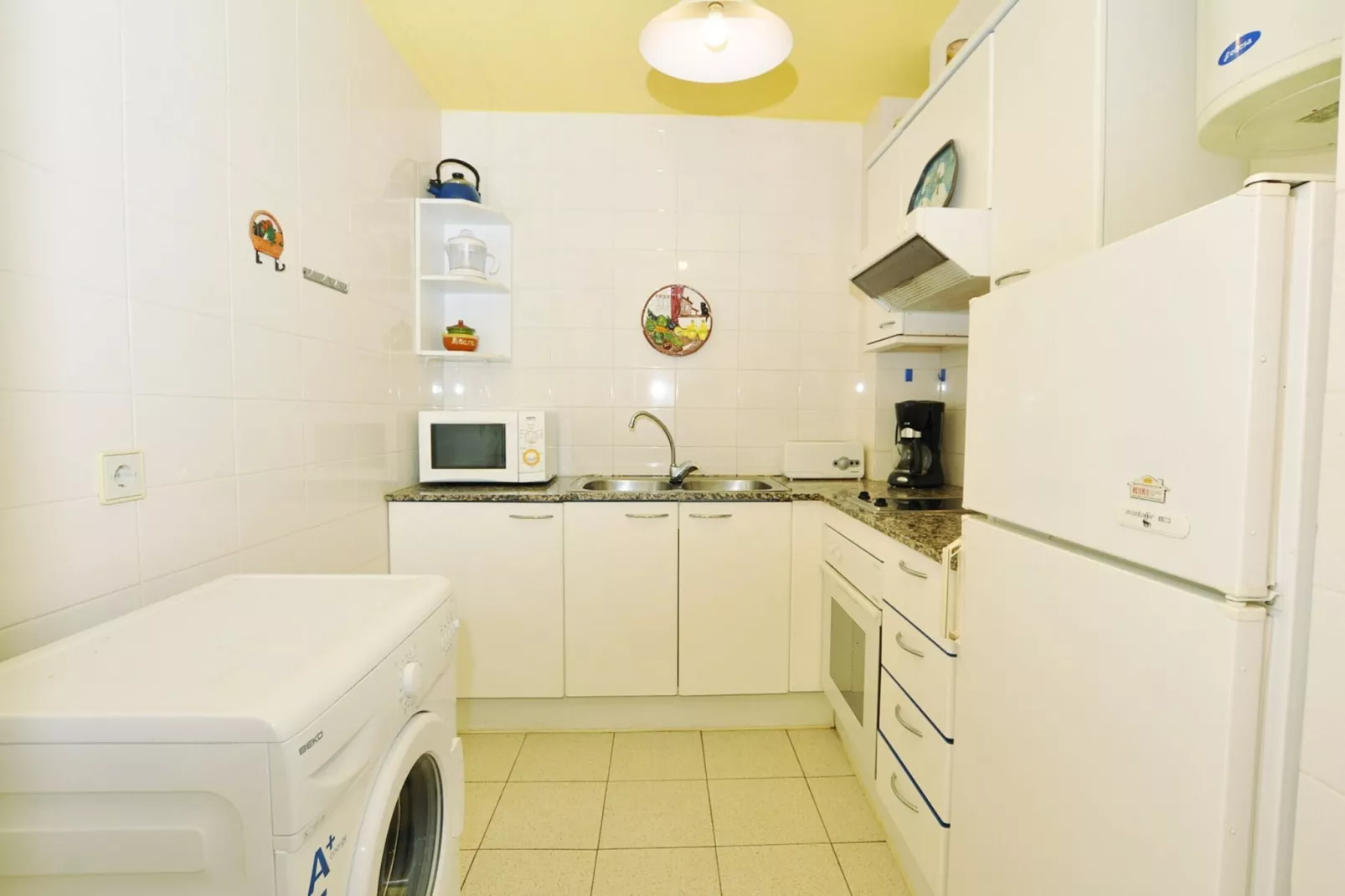 1049 MEDITERRANI vista Piscina-Keuken