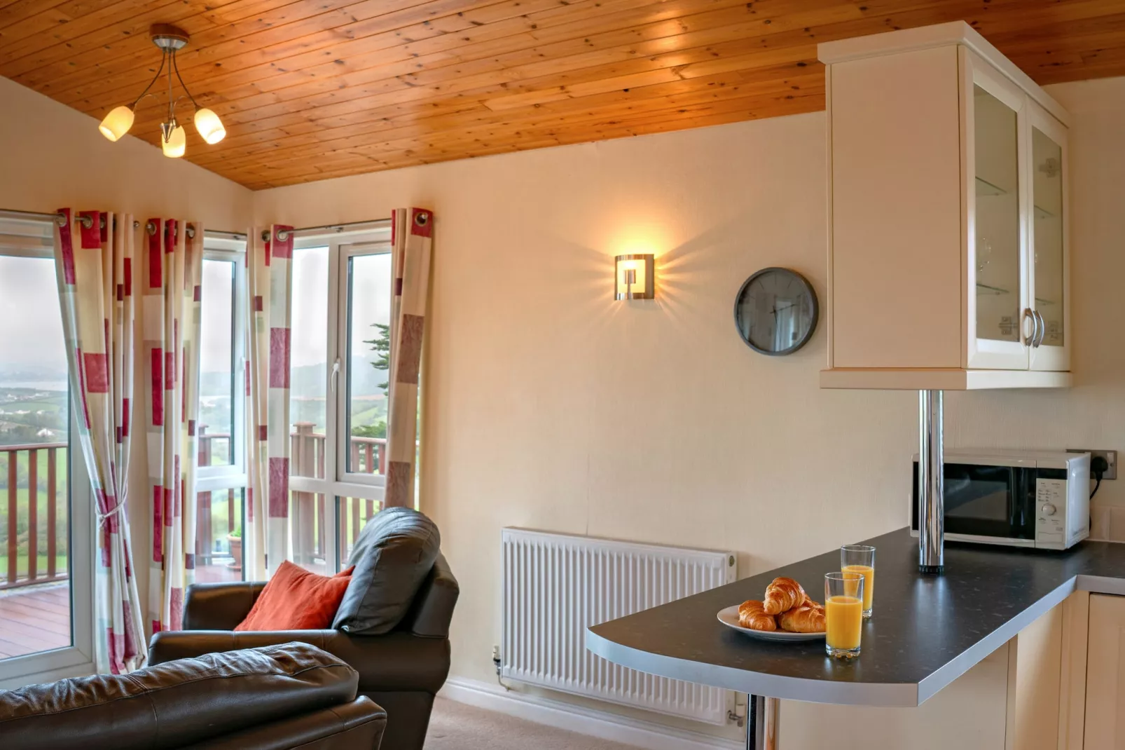 Whitsand Bay Lodge-Woonkamer
