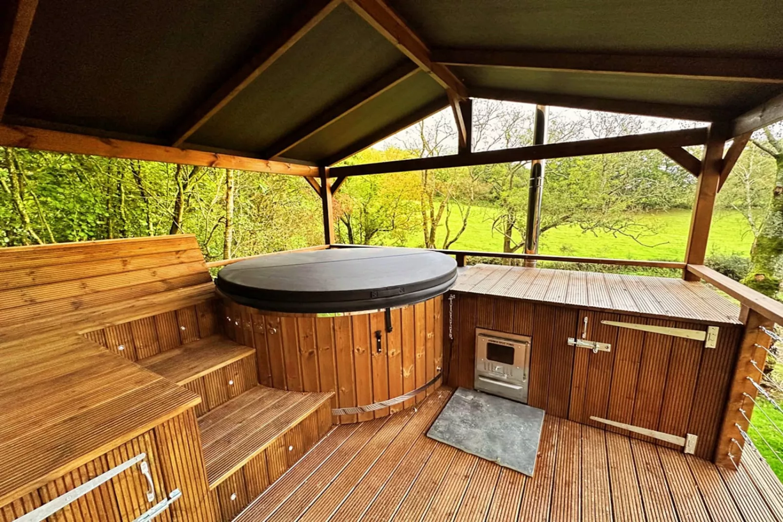 Wakehurst Luxury Dome-Terras