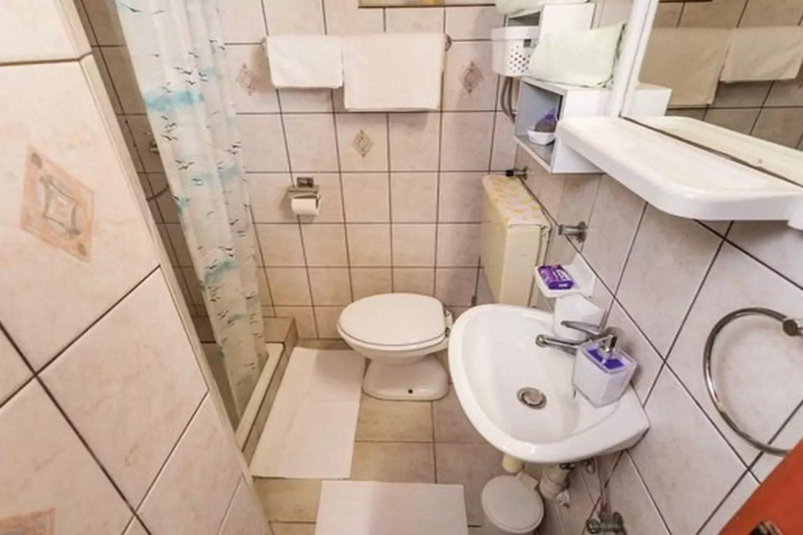 Charming One Bedroom Apartment Povljana - One Bedroom Apartment-Badkamer