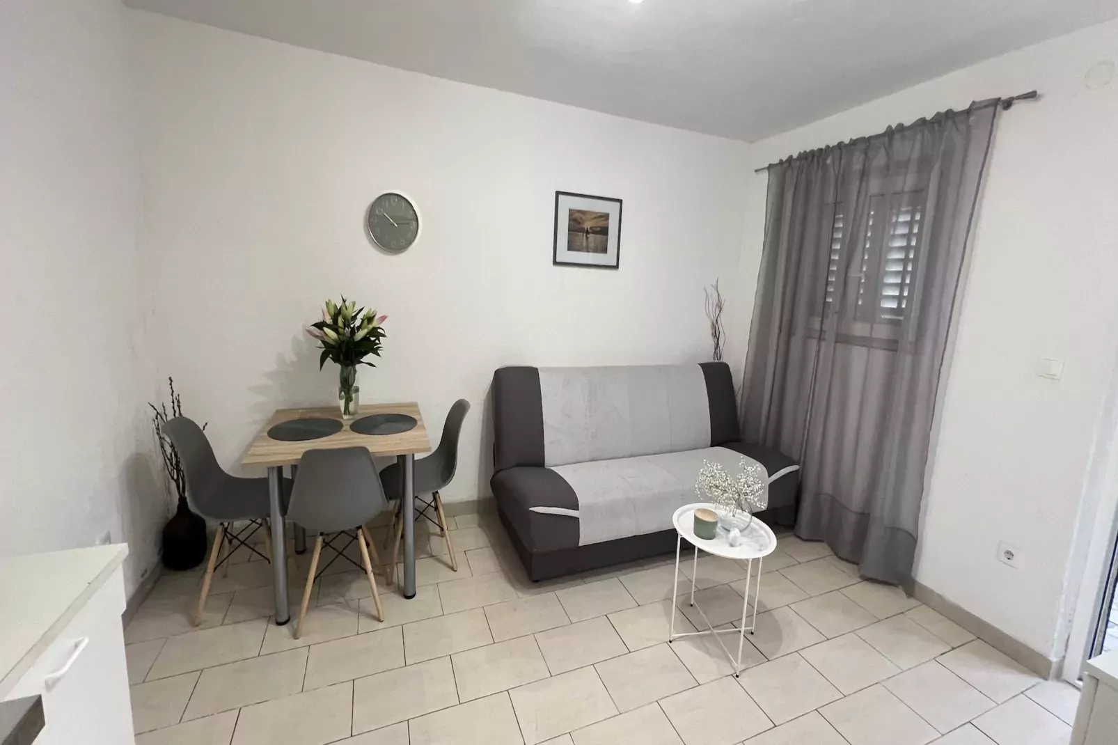Apartmani Vela Makarska - Studio With Garden View-Woonkamer