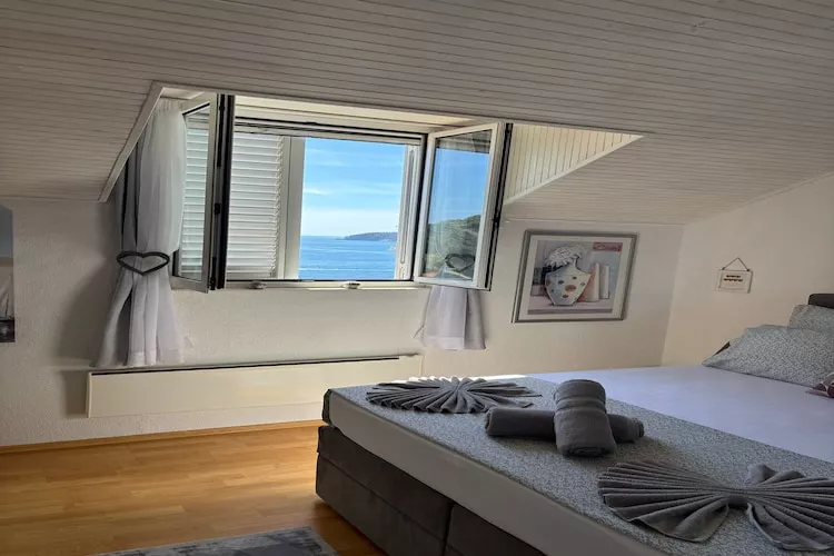 Indy's Beach Apartments -Two Bedroom Apartment with Balcony and Sea View-Binnen