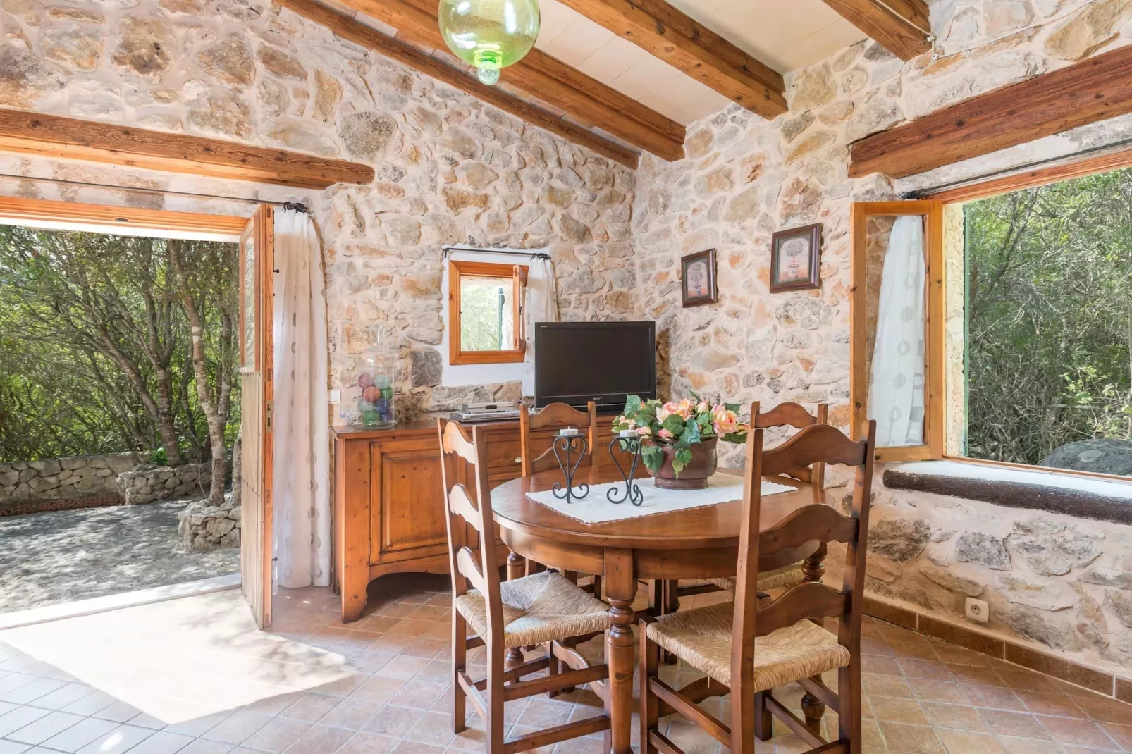 Casa De Piedra - Buitenkant zomer