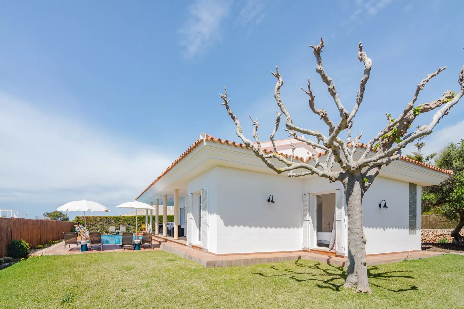 Villa Maricel-Buitenkant zomer