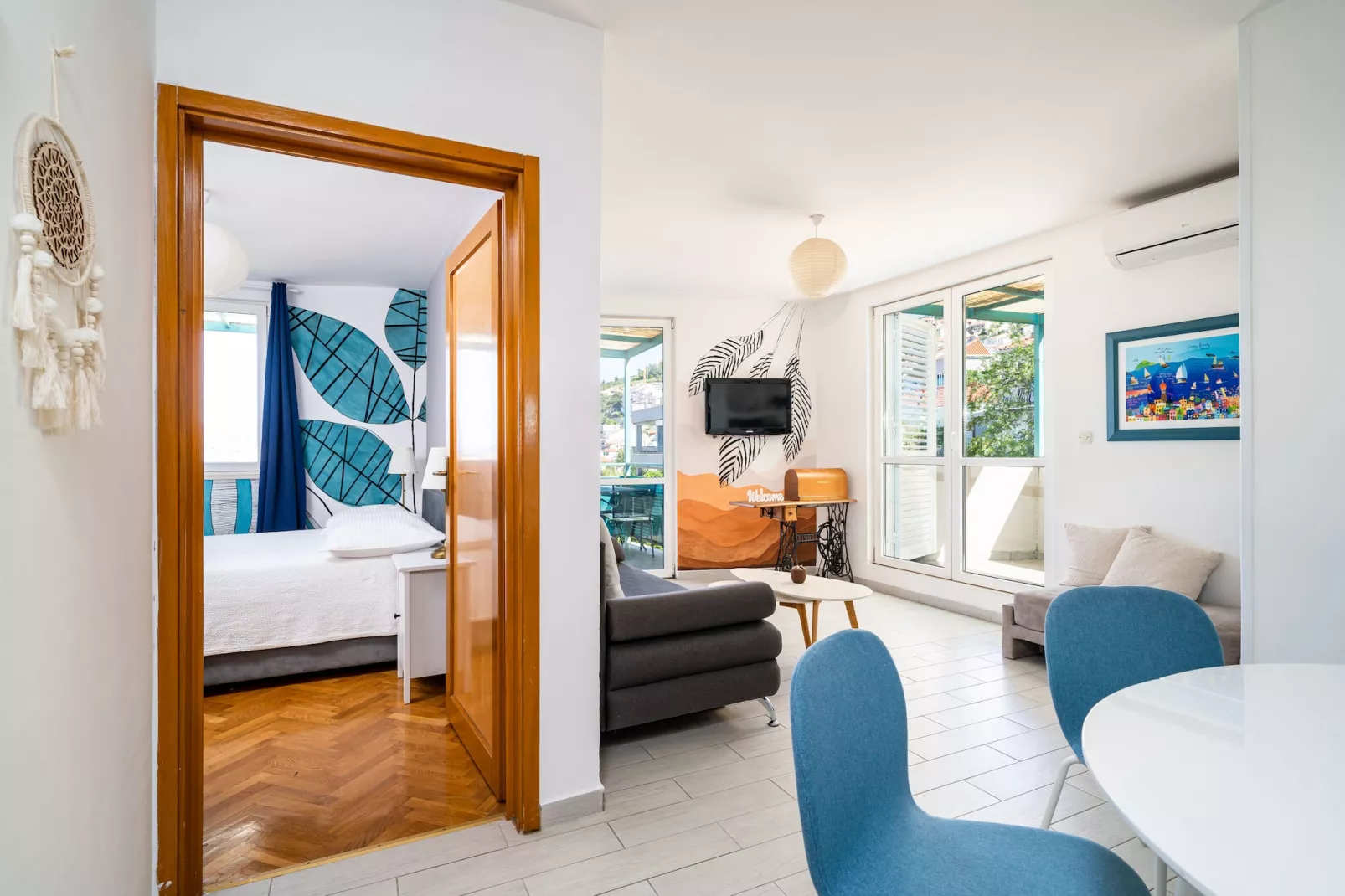 Apartment Radovan - One-Bedroom Apartment with Balcony and Sea View-Woonkamer