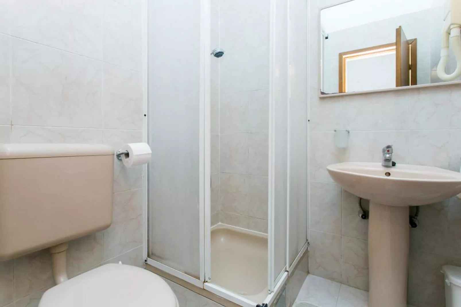 Apartments Elelu - Two-Bedroom Apartment with Terrace-Badkamer