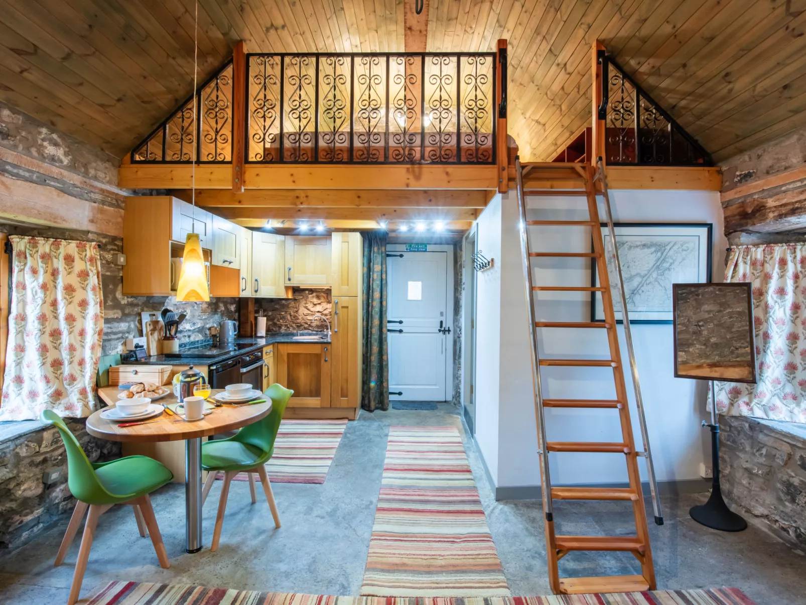 Farmburn Bothy-Binnen