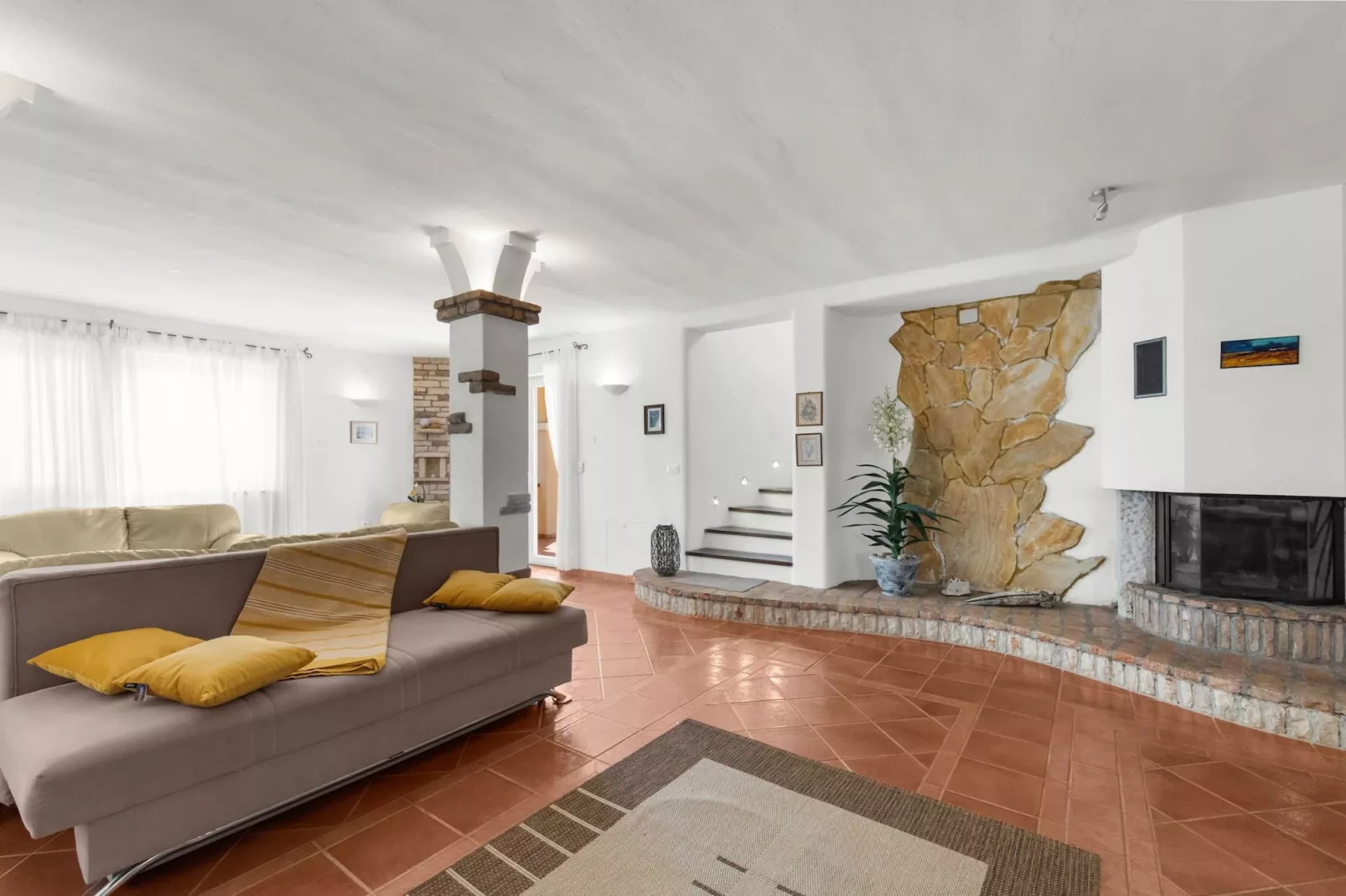 Villa Beauty with Private Pool-Woonkamer