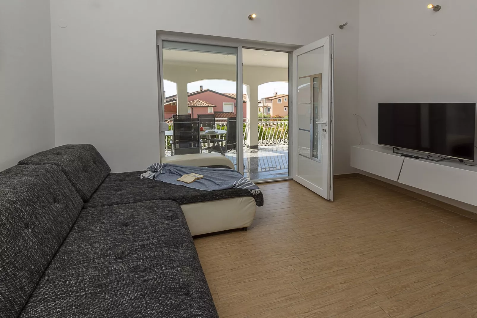 Villa Susanne with Private Pool-Woonkamer