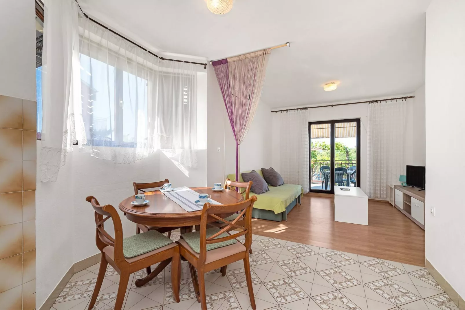 Apartments Jagoda - one bedroom apartment-Eetkamer