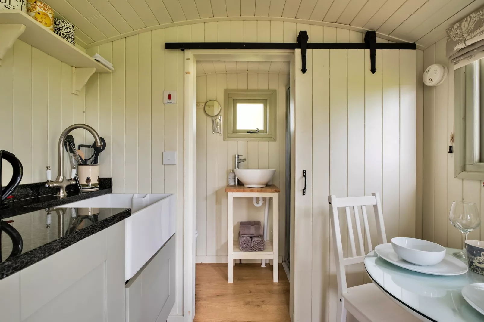 Hay and Hedgerow Glamping-Keuken