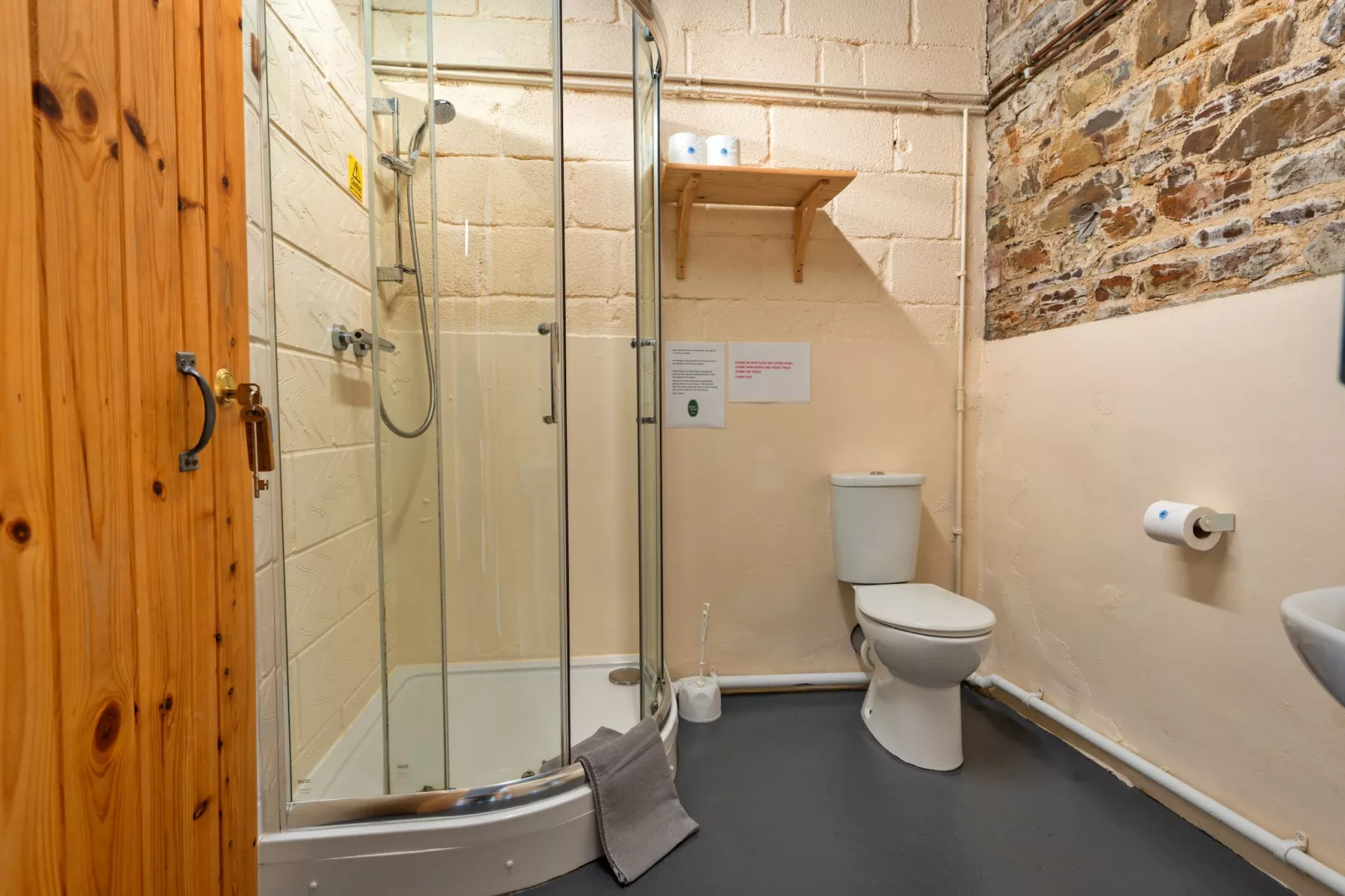 'Dartmoor' Wooden Eco-Lodge-Badkamer