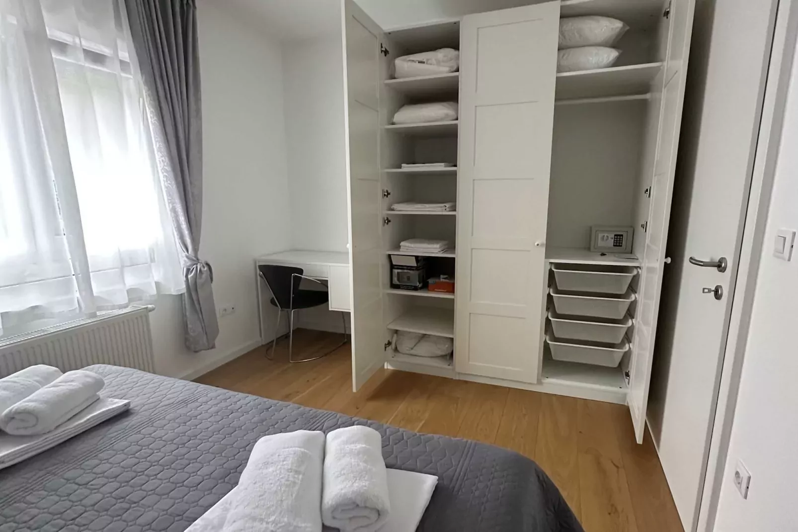 Cozy Retreat in Krapinske Toplice: Comfort and Prime Location with Pivate Parking - One Bedroom Apartment-Slaapkamer