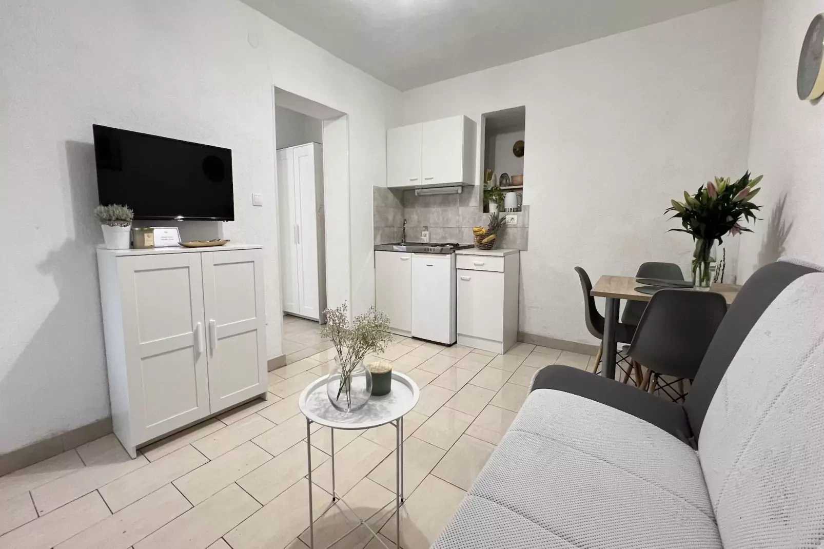 Apartmani Vela Makarska - Studio With Garden View-Woonkamer