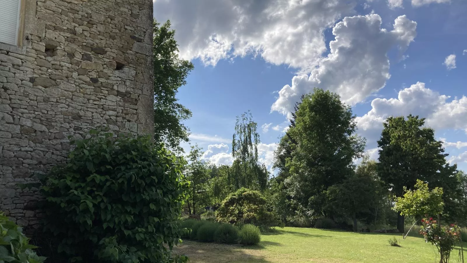 Maison des Yourtes-Tuinen zomer