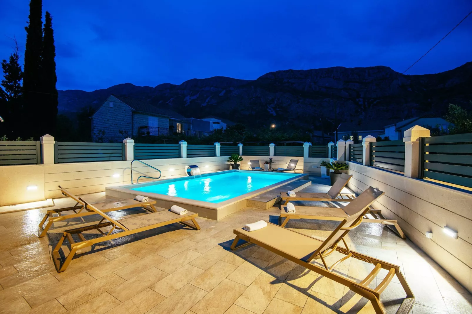 Apartments Azzurro- One Bedroom Apartment with Terrace and Hot Tub ( Azzurro II-gornji)-Zwembad