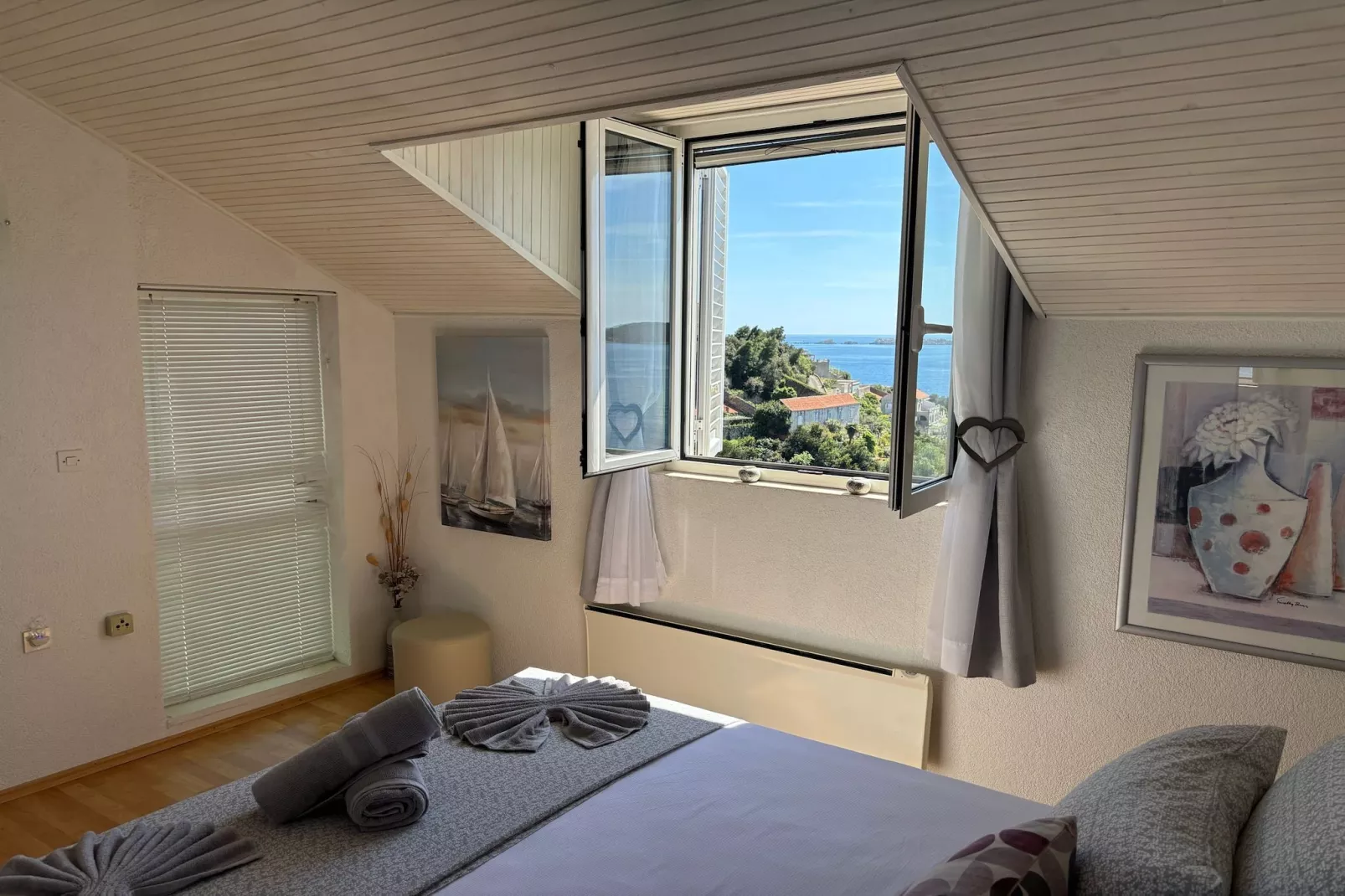 Indy's Beach Apartments -Two Bedroom Apartment with Balcony and Sea View-Binnen