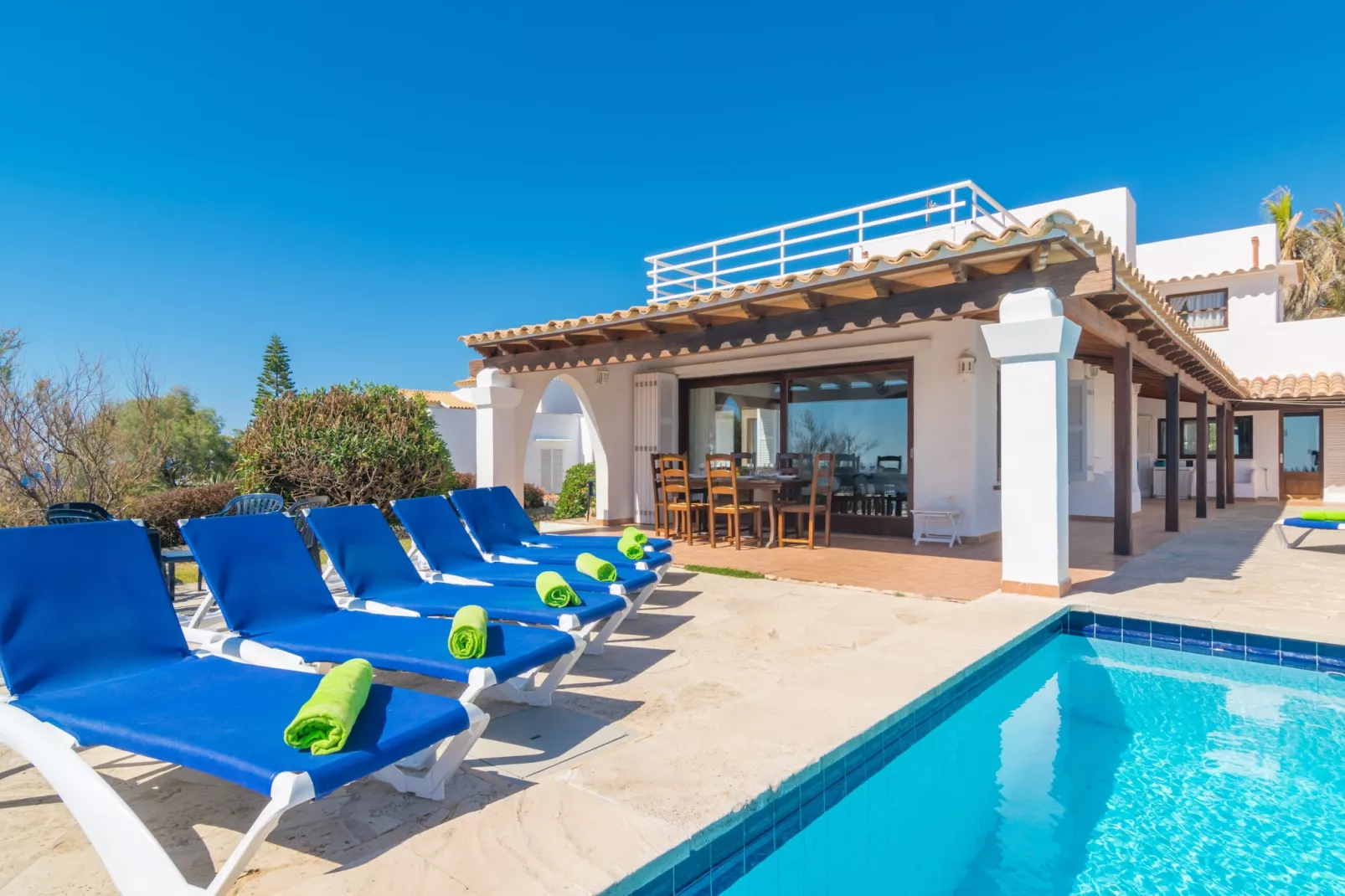 Villa Sol Naixent-Buitenkant zomer