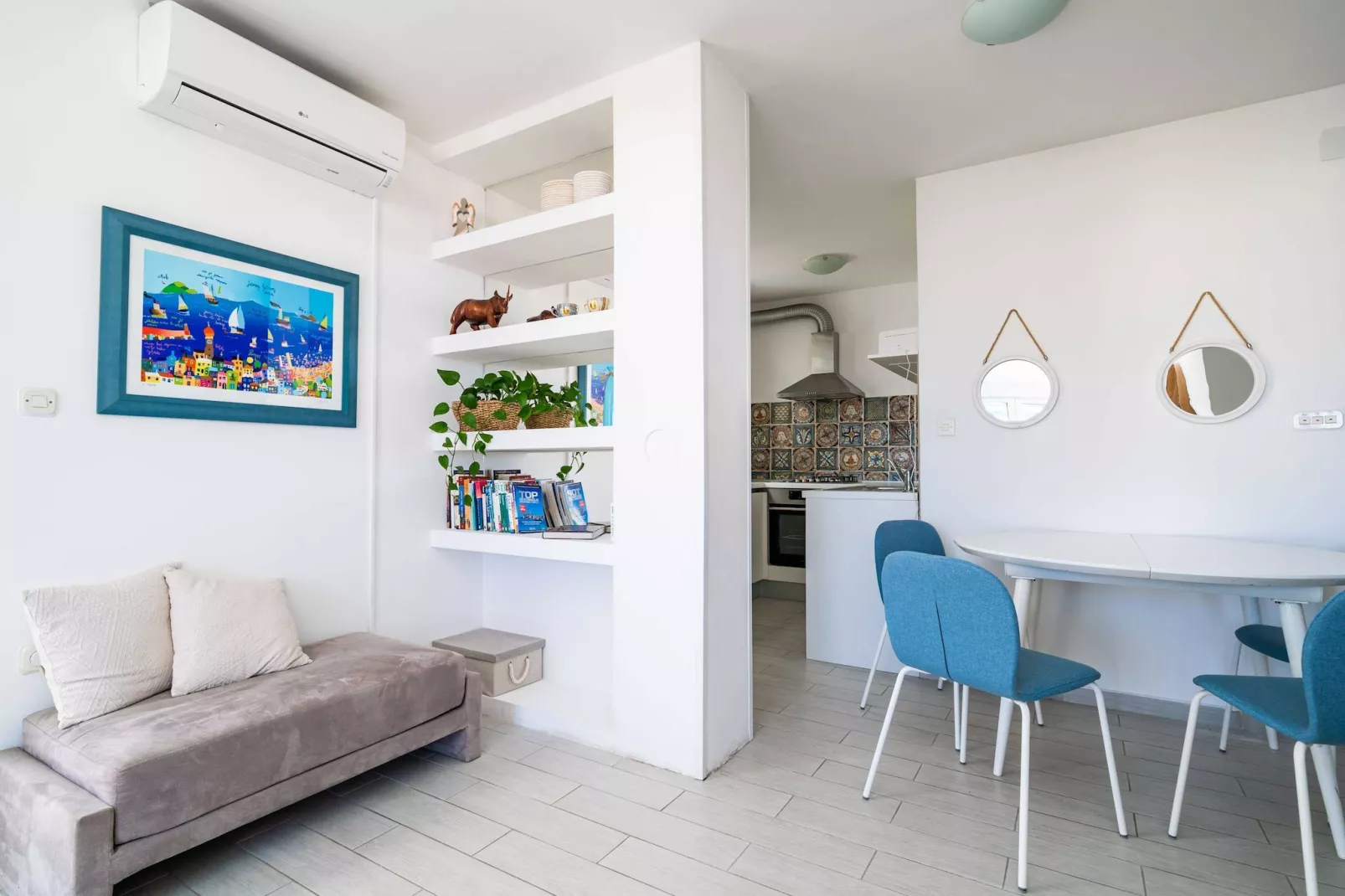 Apartment Radovan - One-Bedroom Apartment with Balcony and Sea View-Woonkamer