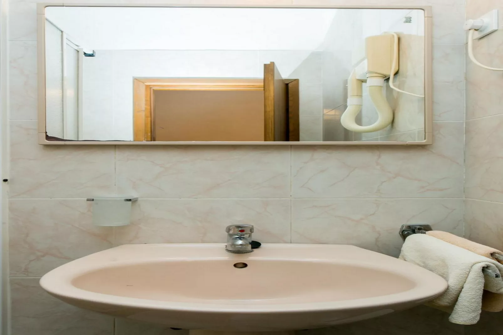 Apartments Elelu - Two-Bedroom Apartment with Terrace-Badkamer