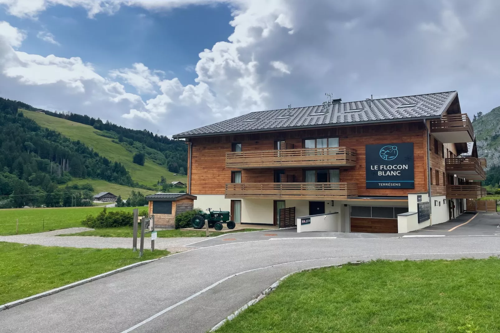 CHAPELLE DABONDANCE Le Flocon Blanc A26S-Buitenkant zomer