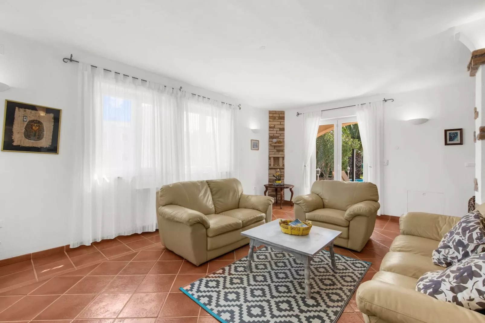 Villa Beauty with Private Pool-Woonkamer