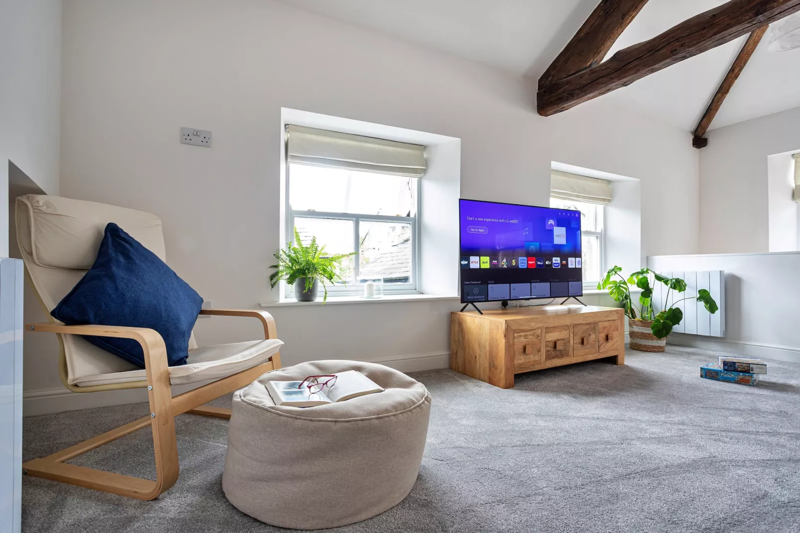 Courtyard Cottage-Woonkamer