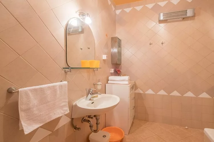 Apartments Saulan - One Bedroom Apartment with Balcony and Sea View (Molunat)-Badkamer