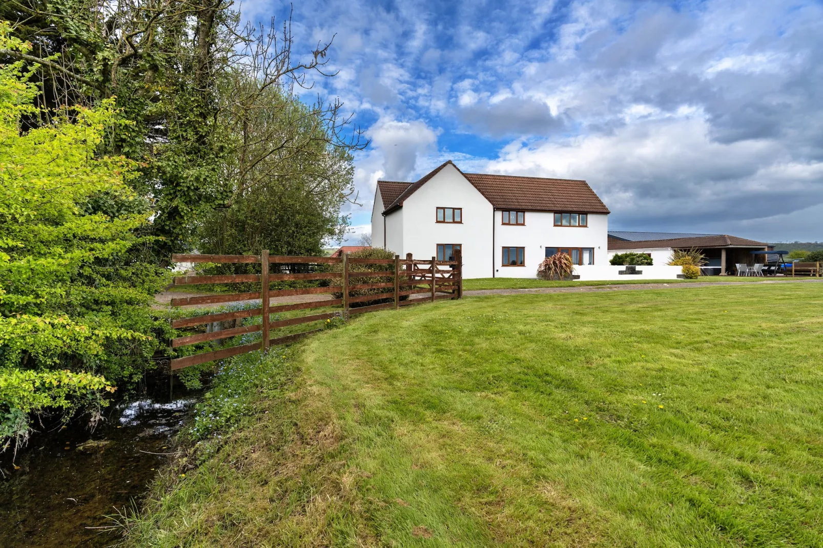 Stone Bow Farmhouse-Buitenkant zomer
