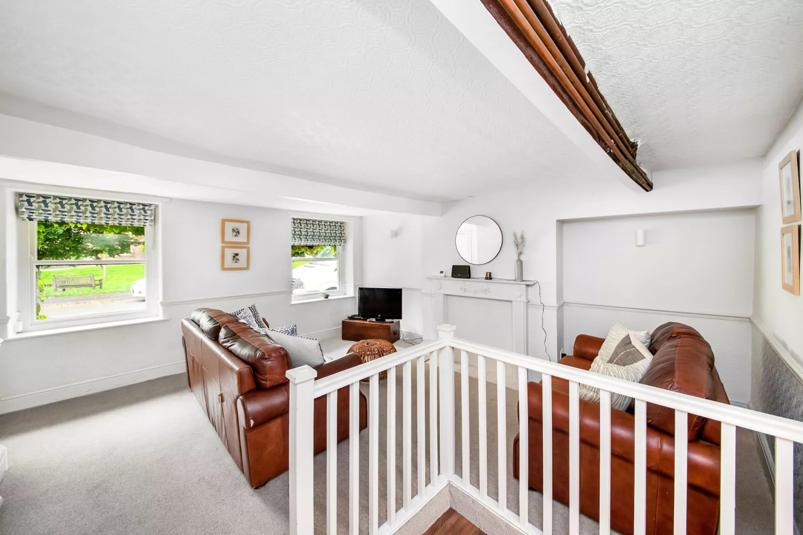 Low Green Cottage-Woonkamer