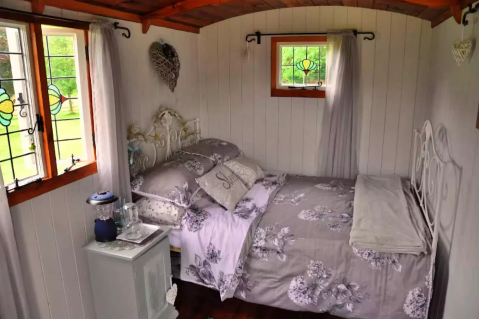 Shepherd's Hut at Hilltop Farm-Slaapkamer