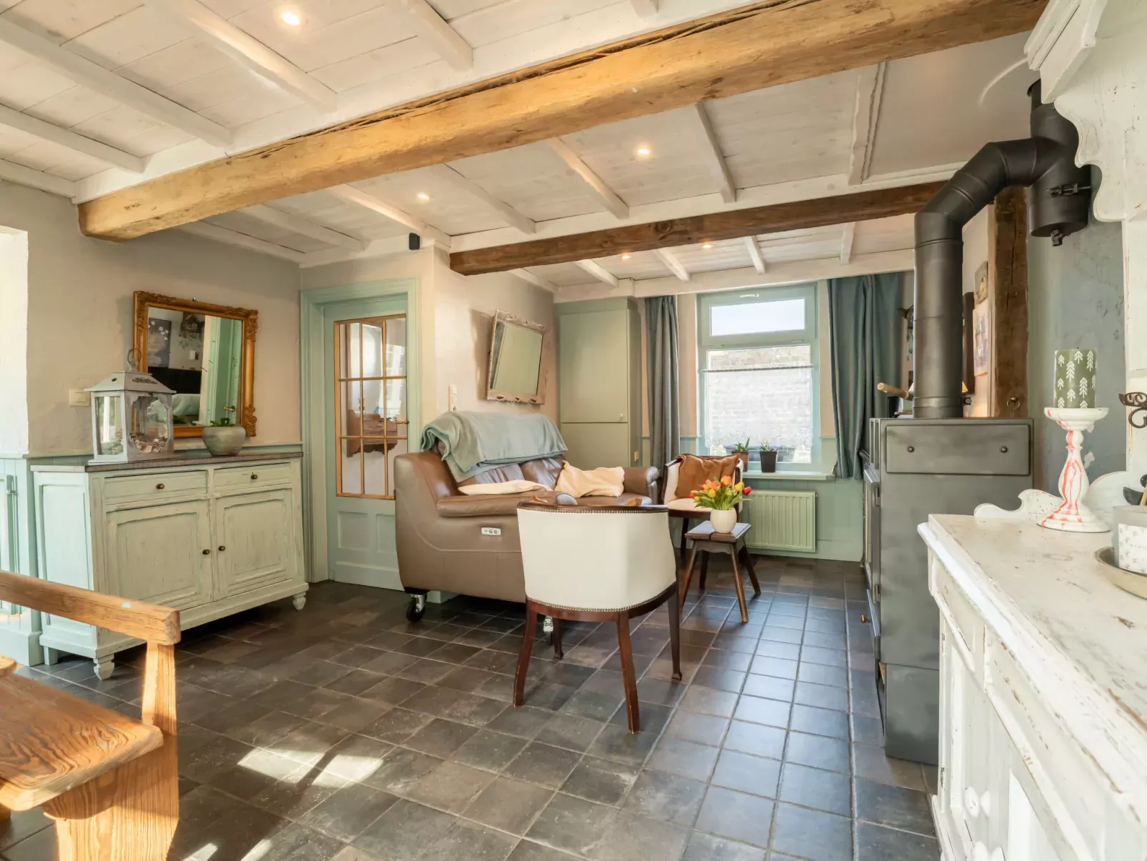 Gigi - quit and rustic cottage-Binnen