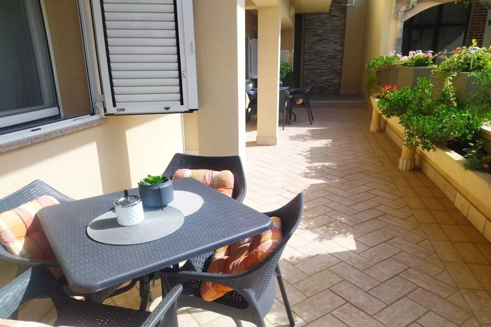 Charming One Bedroom Apartment Povljana - One Bedroom Apartment-Buitenlucht