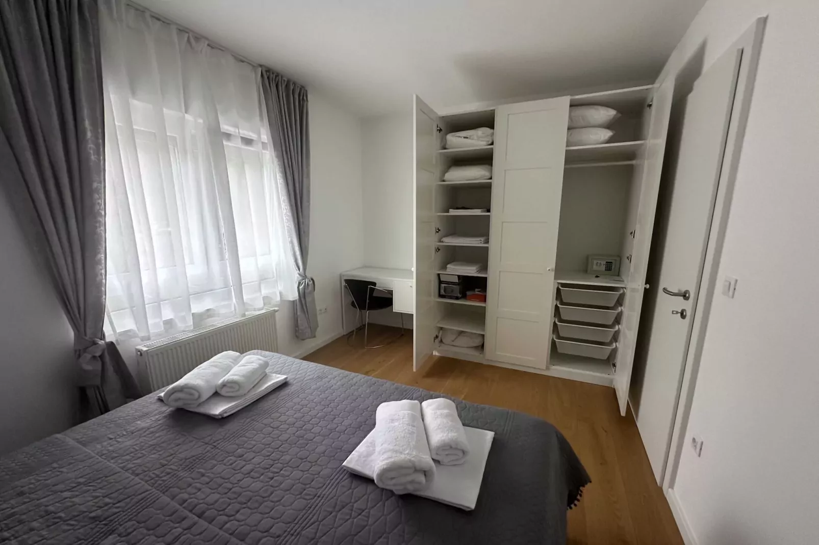 Cozy Retreat in Krapinske Toplice: Comfort and Prime Location with Pivate Parking - One Bedroom Apartment-Slaapkamer