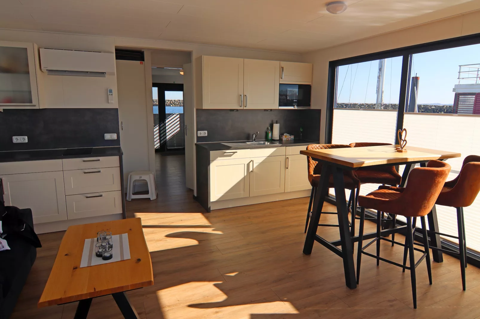 Hausboot Family & Friends mit Hund LP 10 / 1-2 Personen-Eetkamer