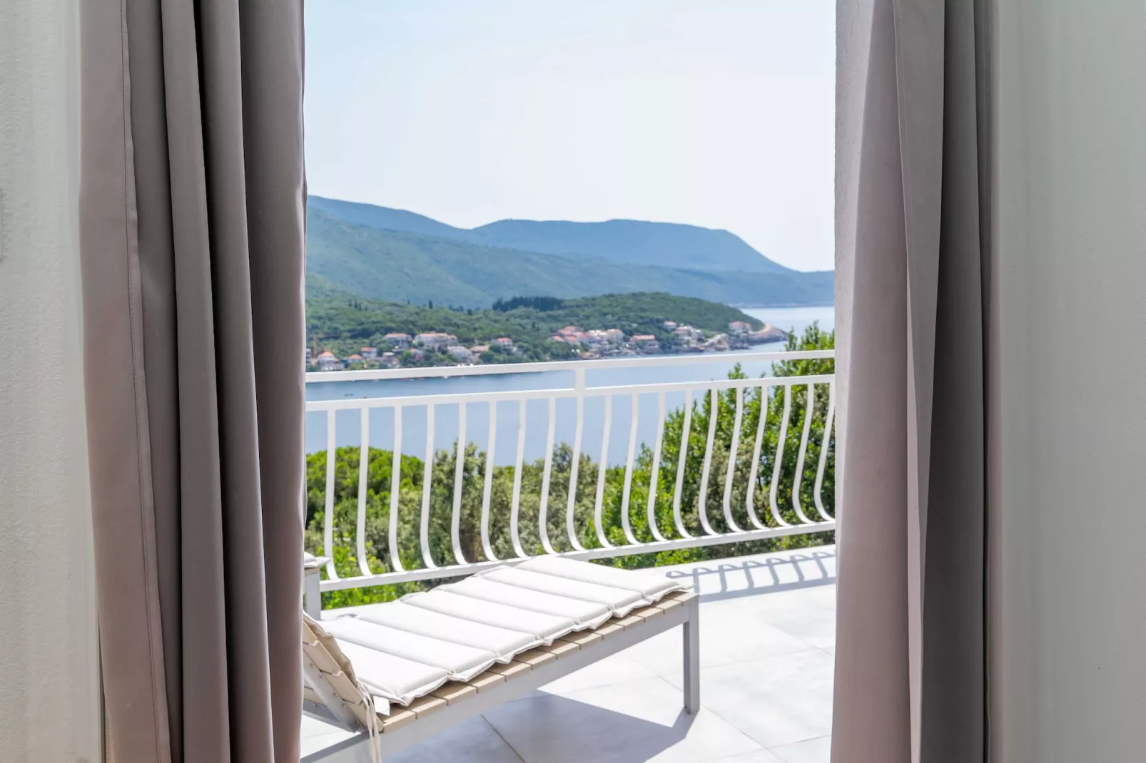 Apartment Konak - Two Bedroom Apartment with Terrace and Sea View-Terrasbalkon