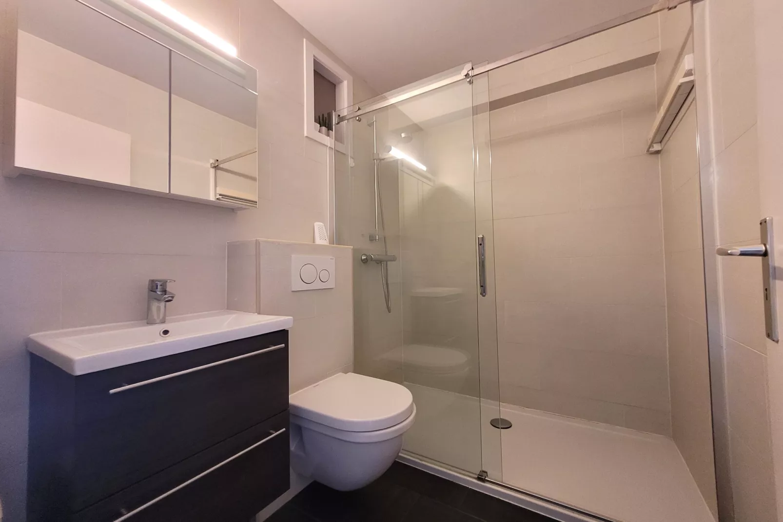 EMBASSY 0203-Badkamer