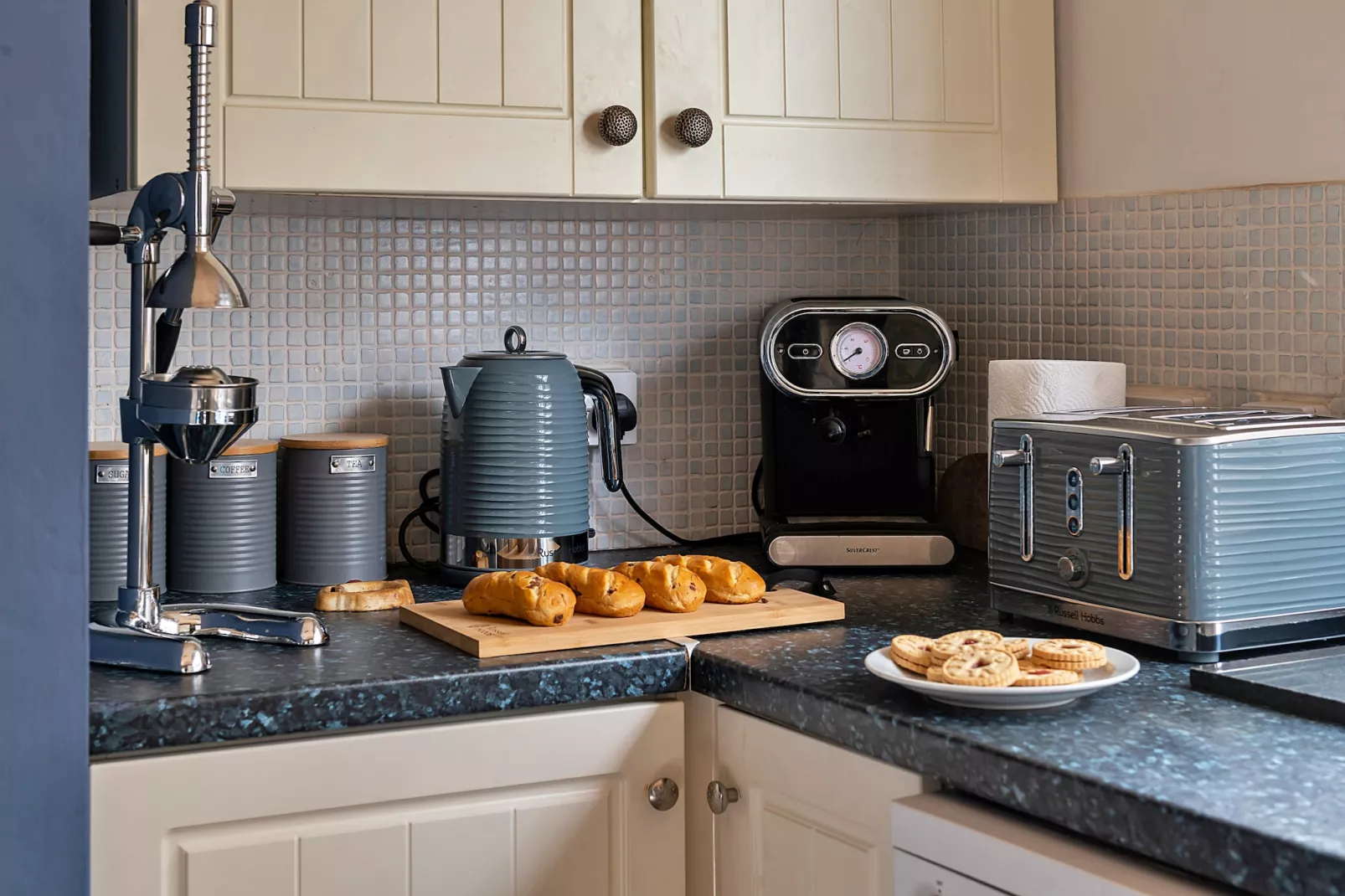 Maes Neuadd-Keuken