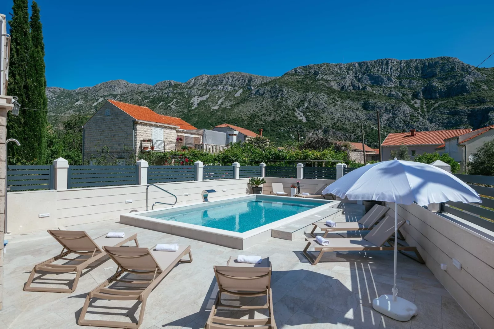 Apartments Azzurro- One Bedroom Apartment with Terrace and Hot Tub ( Azzurro II-gornji)-Zwembad