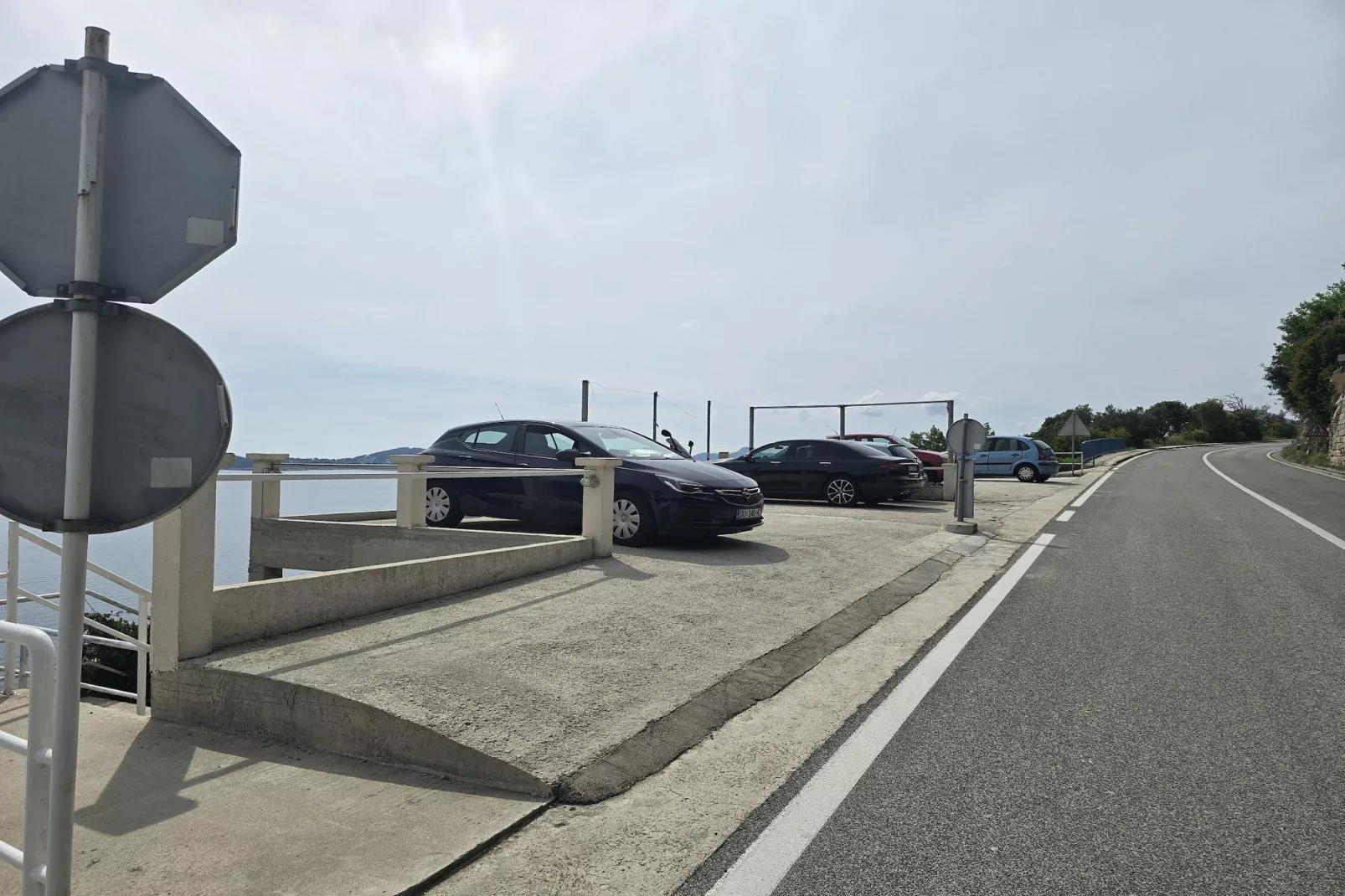 Indy's Beach Apartments- Studio Apartment with Patio and Sea View-Parkeerplaats