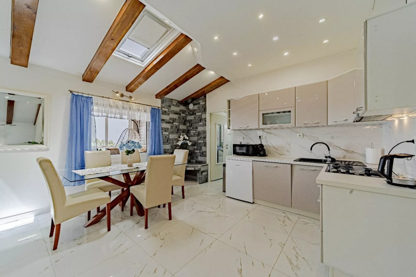 Stone House Blaca - Two Bedroom Stone House with Terrace and Sea View-Keuken