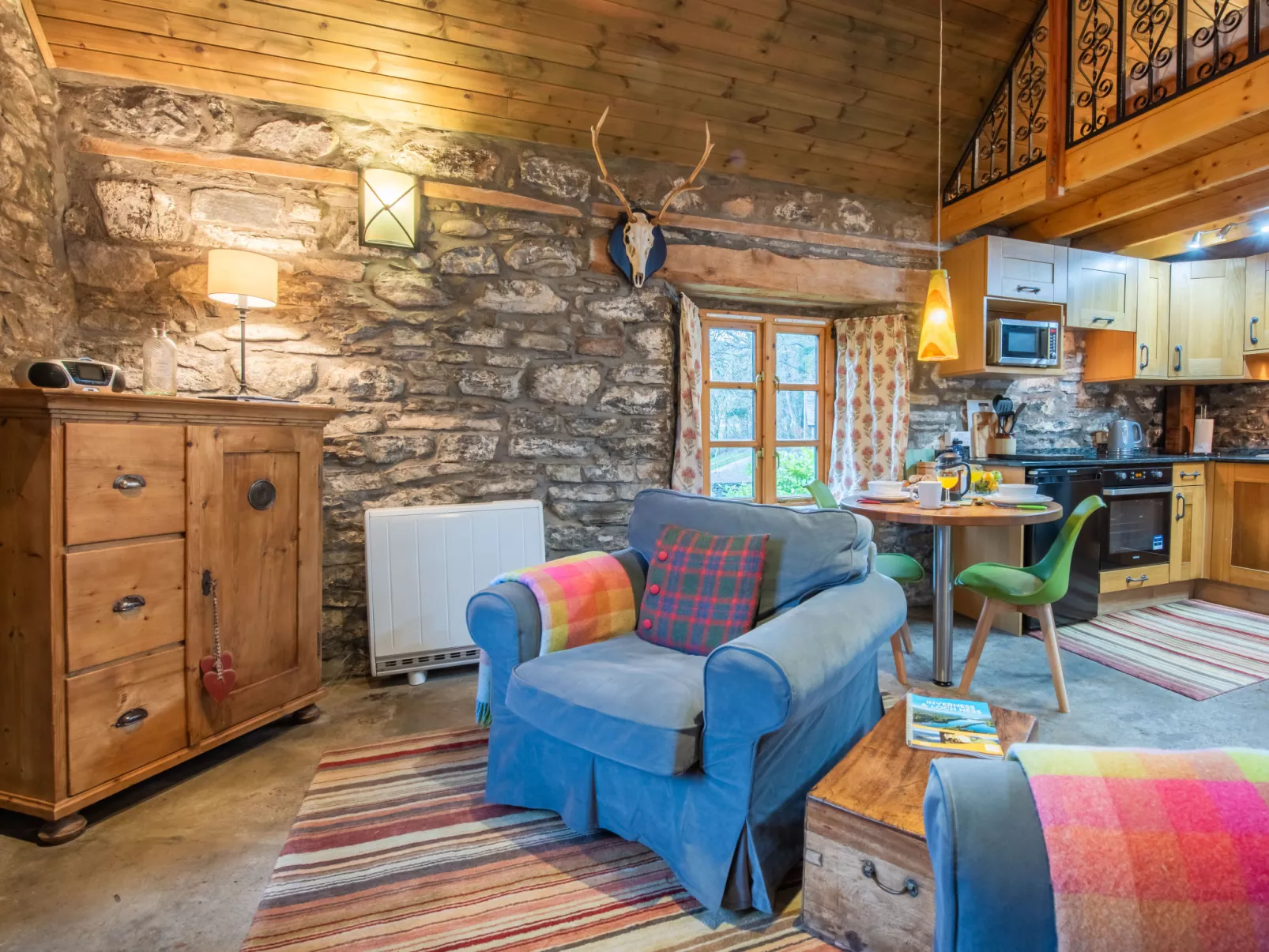 The Romantic Bothy-Binnen
