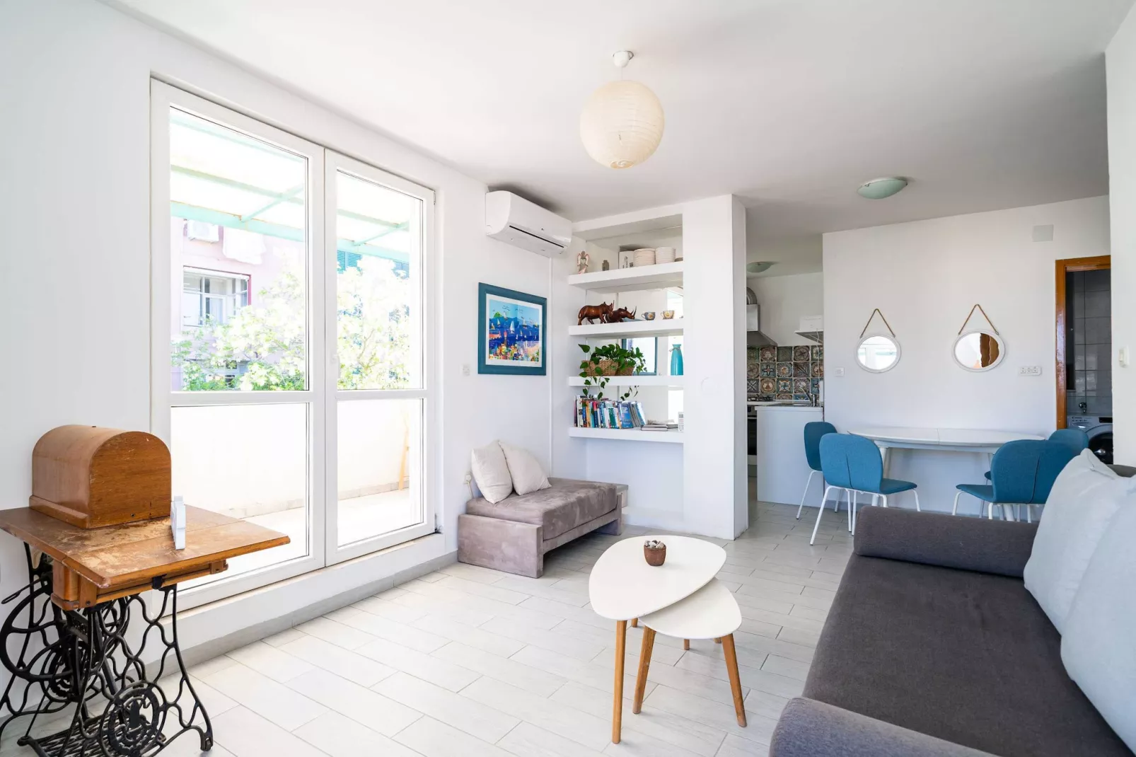 Apartment Radovan - One-Bedroom Apartment with Balcony and Sea View-Woonkamer