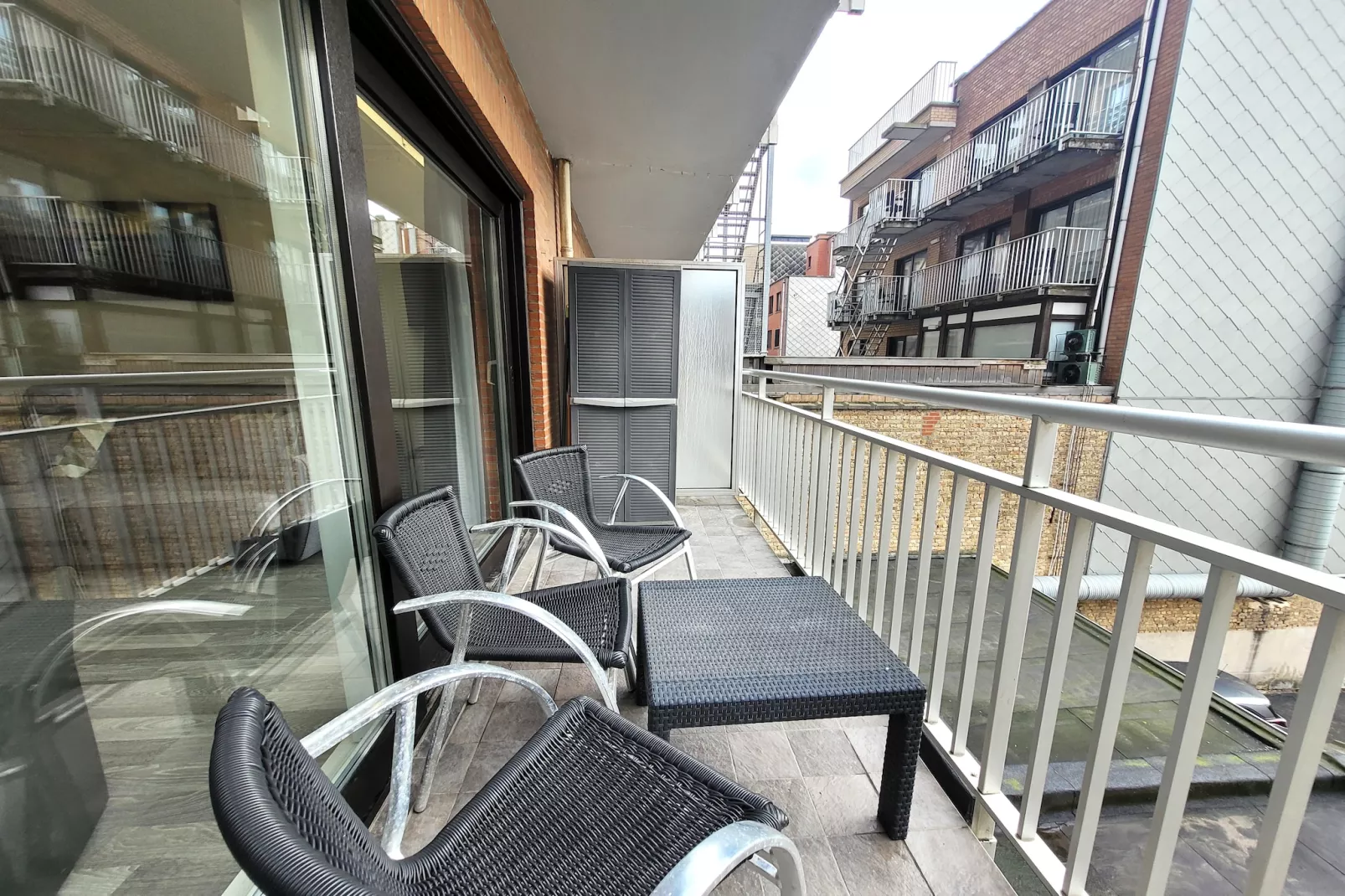 EMBASSY 0203-Terrasbalkon