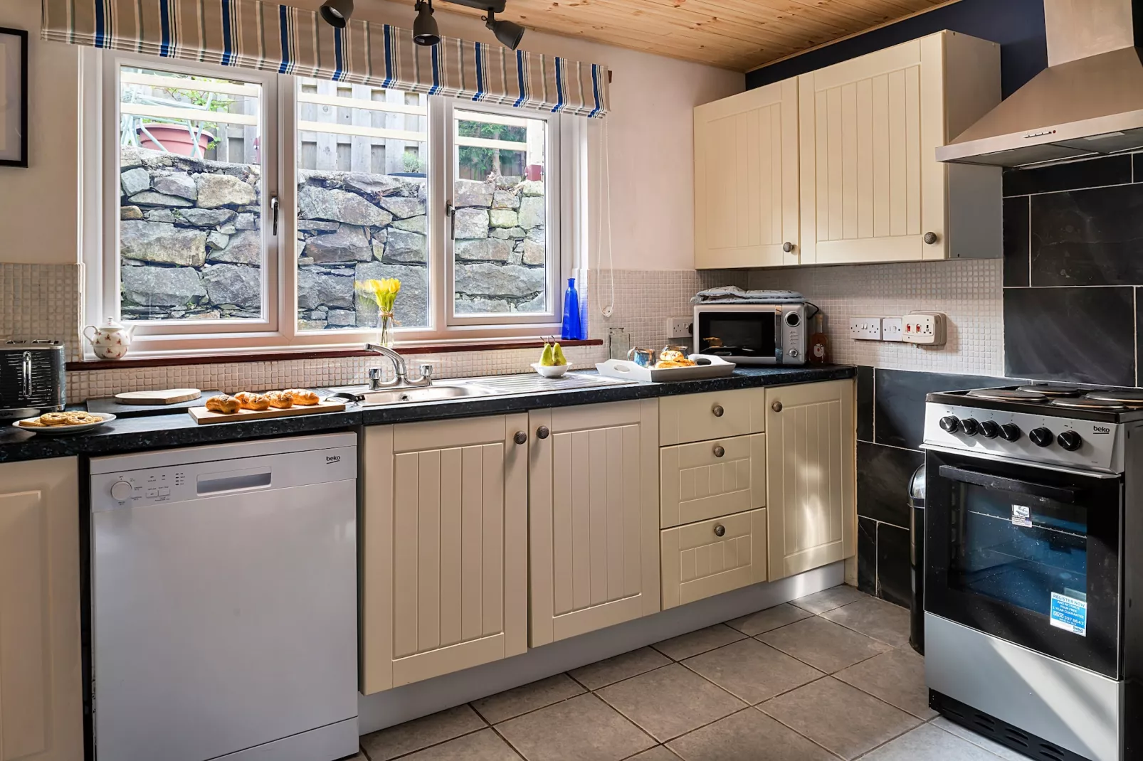 Maes Neuadd-Keuken