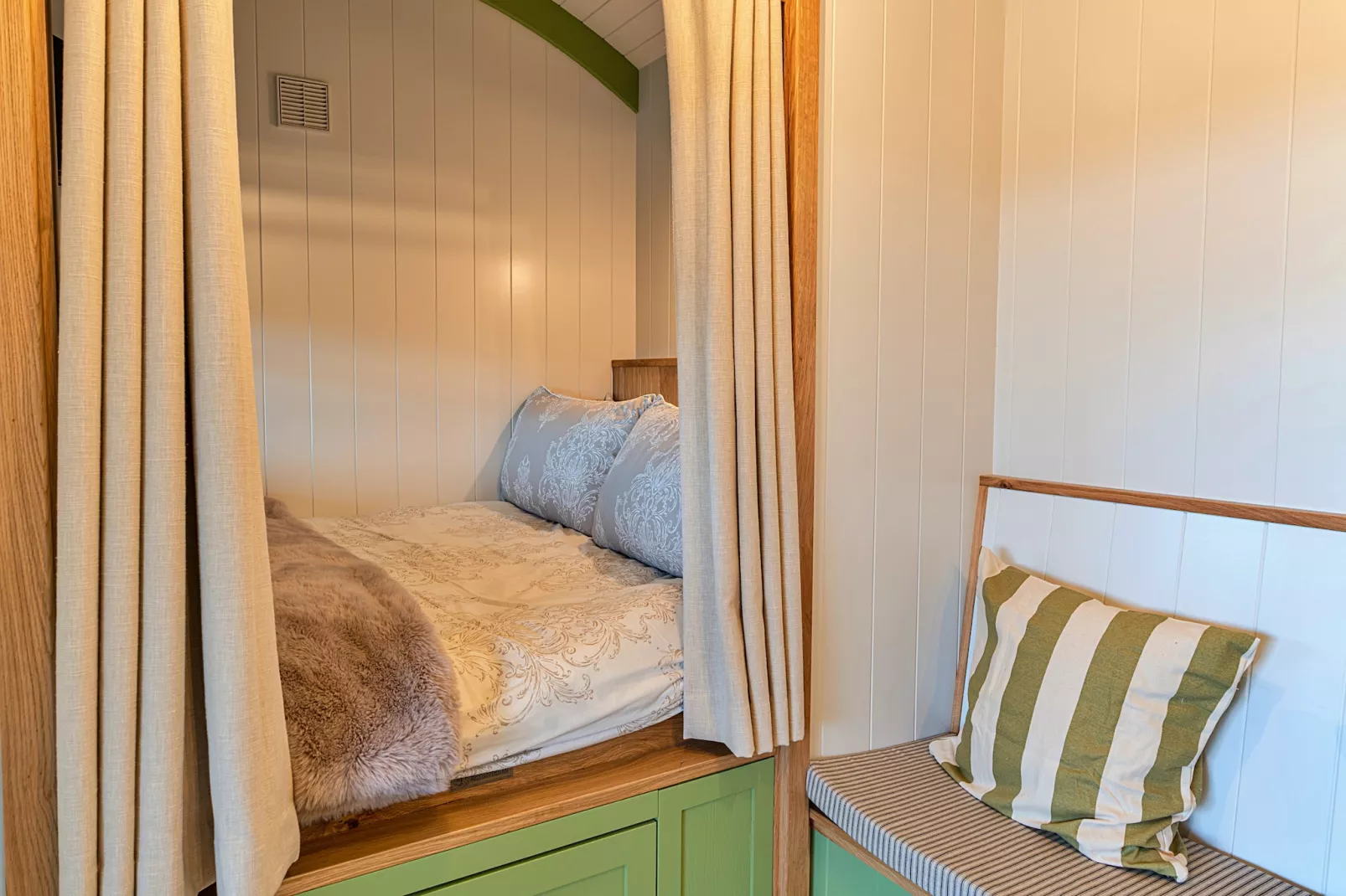 The Shepherd's Hut at Northcombe Farm-Slaapkamer