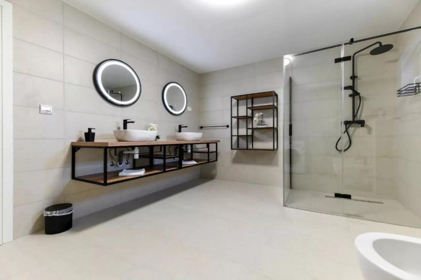 Four Bedroom Villa With Hot Tub-Badkamer