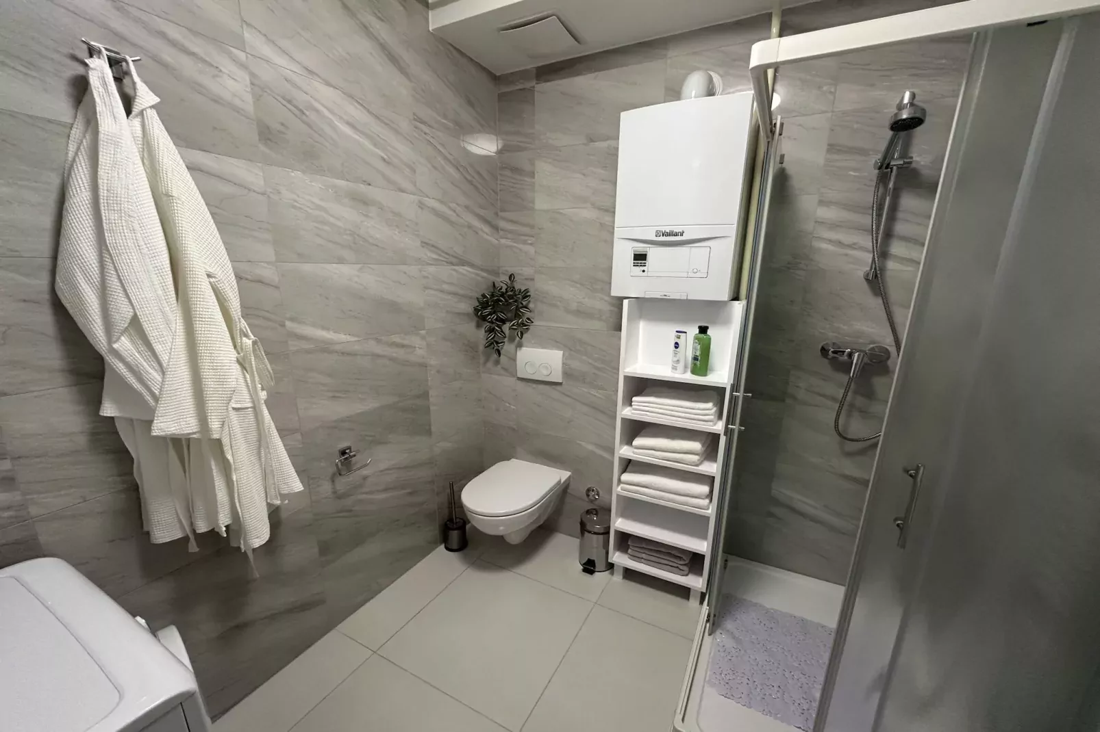 Cozy Retreat in Krapinske Toplice: Comfort and Prime Location with Pivate Parking - One Bedroom Apartment-Badkamer