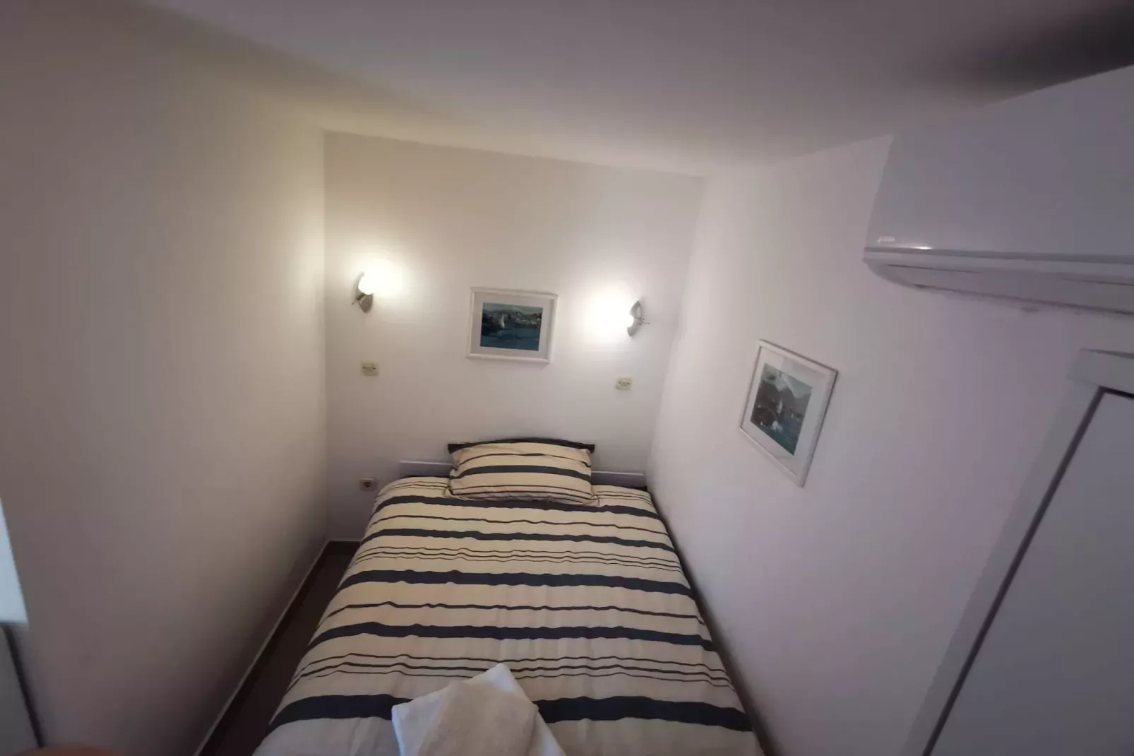 Sea View Holiday Home Umag - Three Bedroom Holiday Home-Slaapkamer