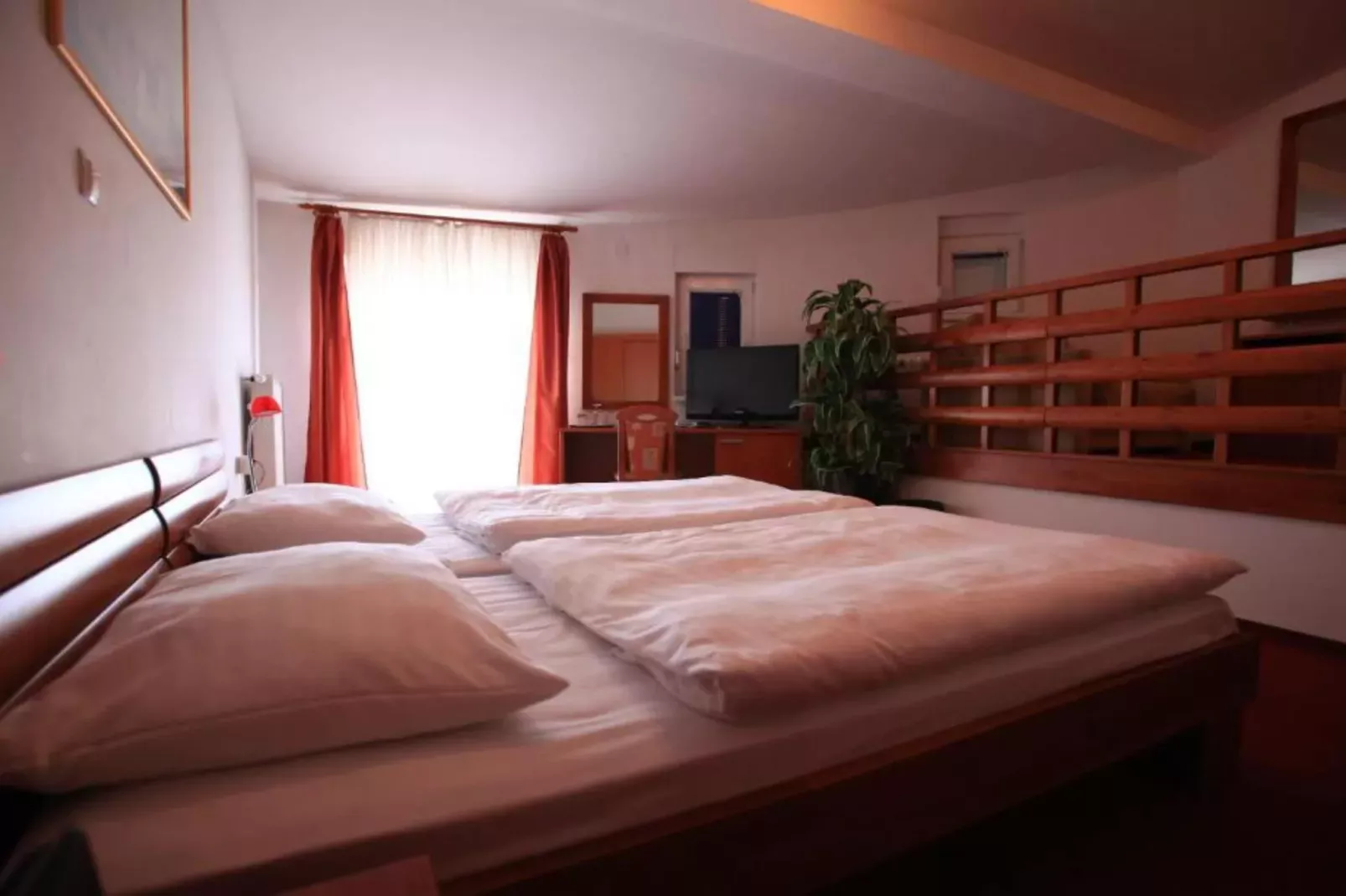Hotel Orion - Triple Room with Mountain View-Slaapkamer